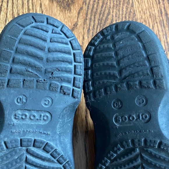 Black Crocs Baya clog, size kids 10. Great condition, minimal wear ships quickly - Picture 9 of 13